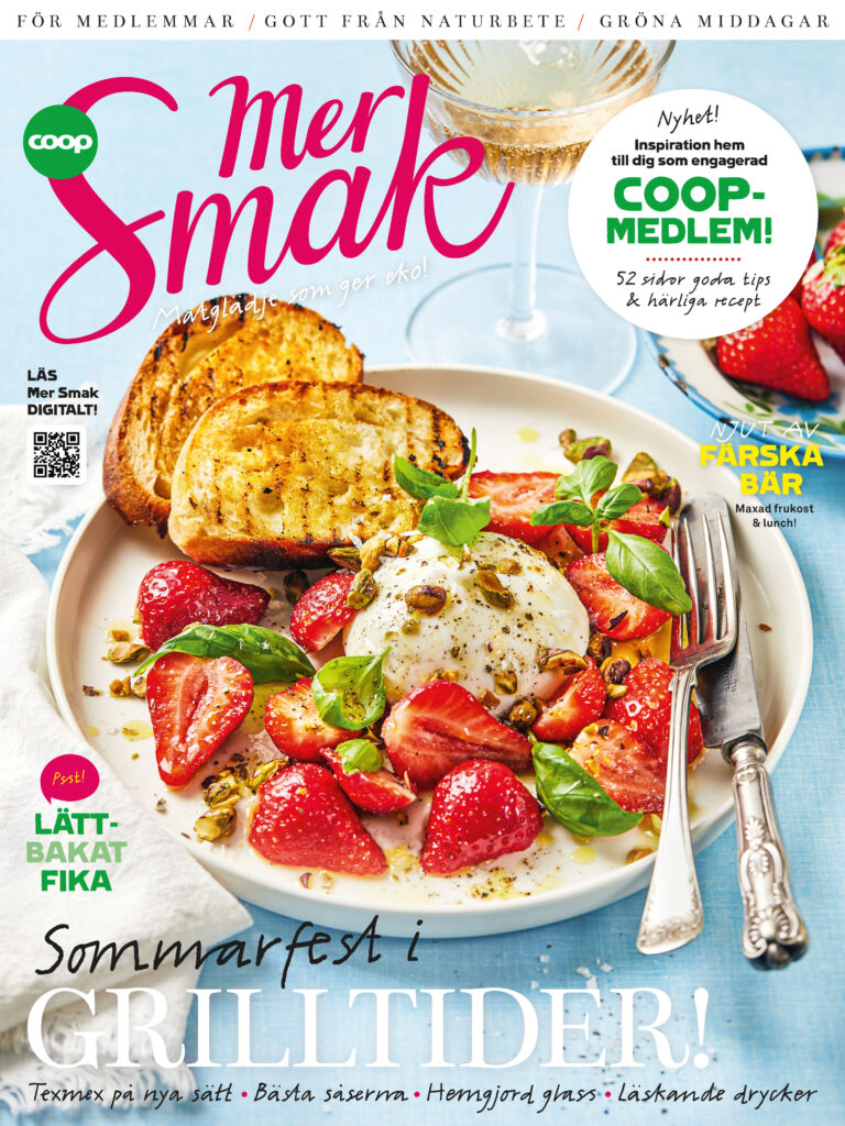 Omslaget av Mer Smak nummer 2, 2026, med en tallrik med burrata, jordgubbar, pistaschnötter och örter på ett uppdukat bord.